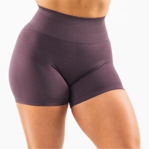 NWOT Alphalete Amplify Shorts 4.5” Size Large in Color Dove